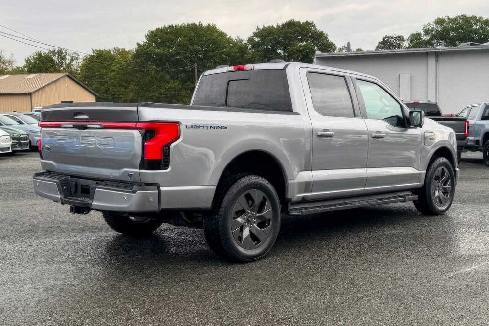 Ford F-150 Lightning Lariat      2022