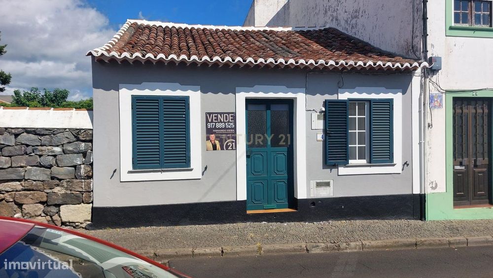 Moradia com excelente localização perto do Centro de Angra do Heroísmo