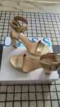Sandália dourada Guess