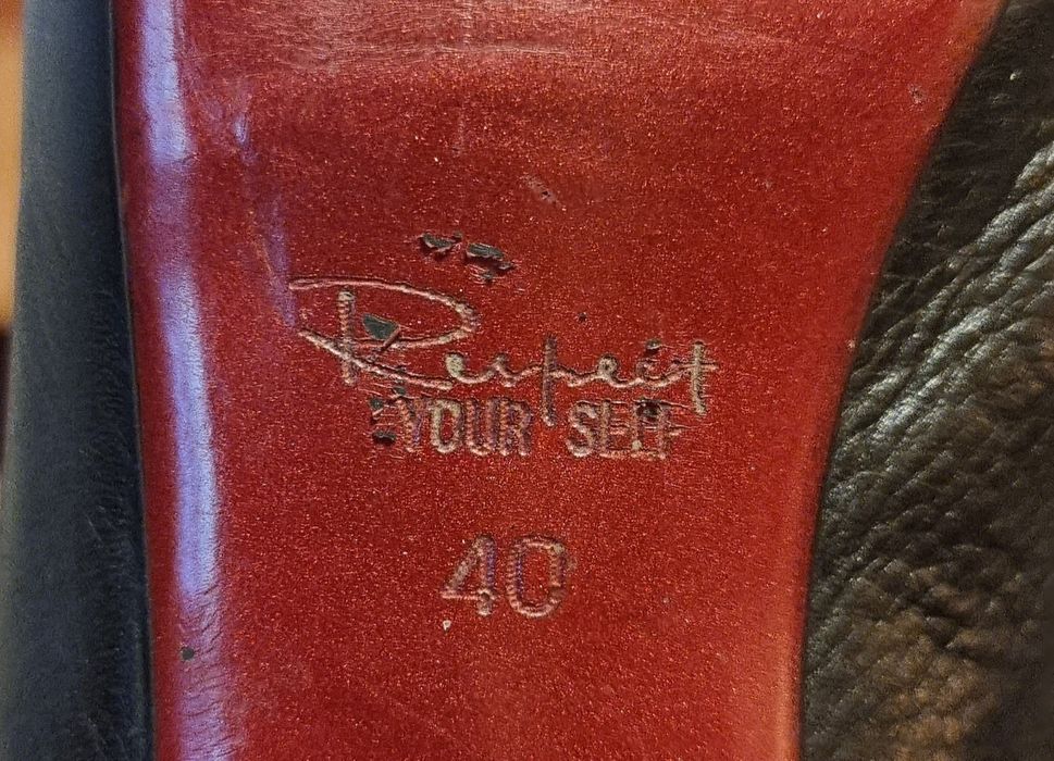 Кожаные демисезонные ботинки на шпильке