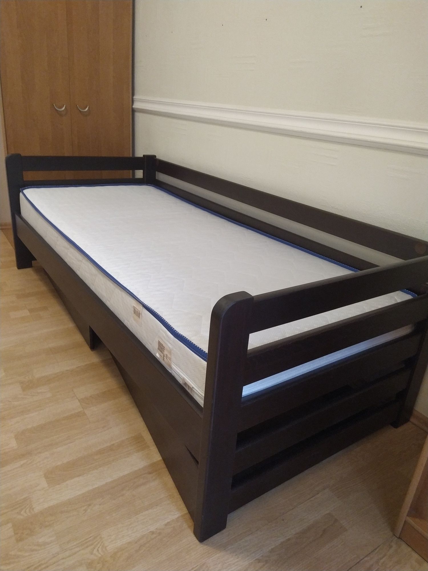 Кровать, ліжко  2,0×0,9 м с матрасом  новая
