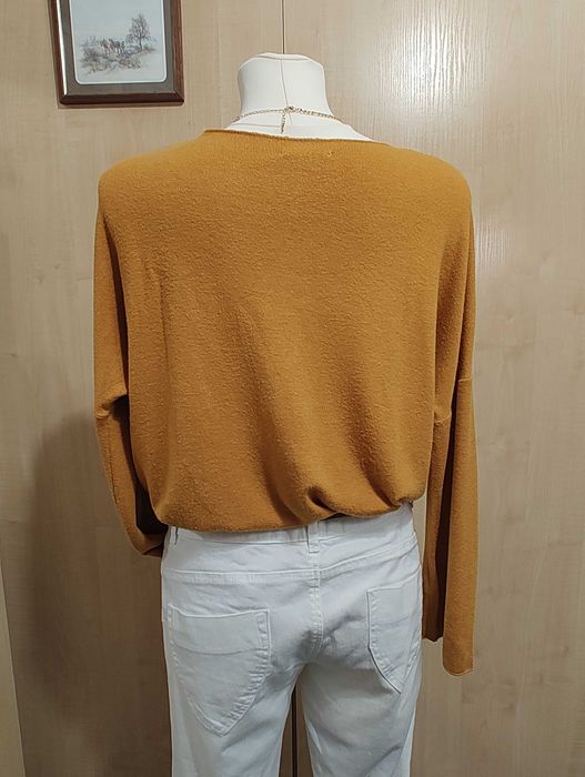 Oversizowy musztardowy sweter ze złotym napisem wiskoza wełna angora