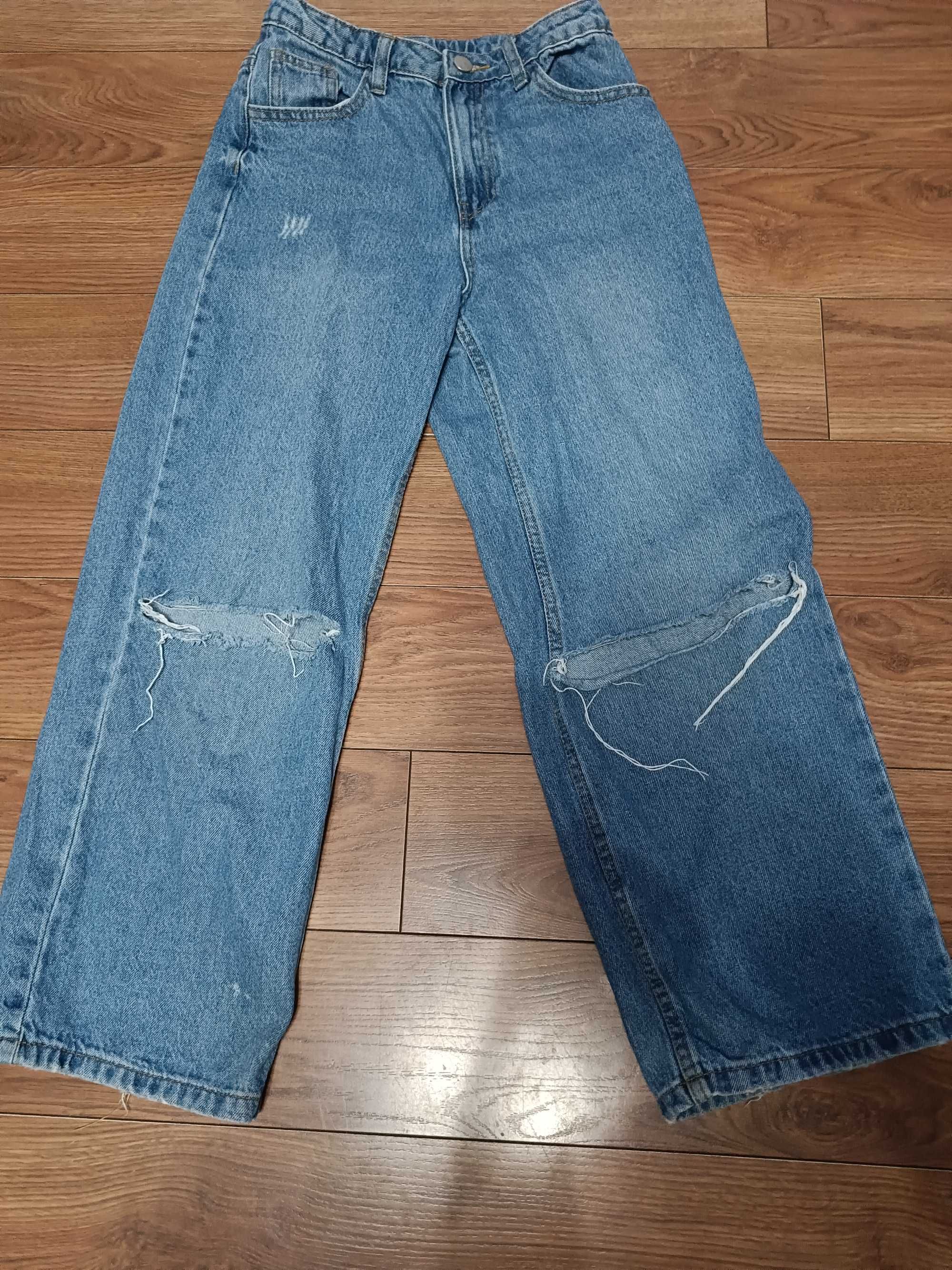 Spodnie jeans z dziurami r.146