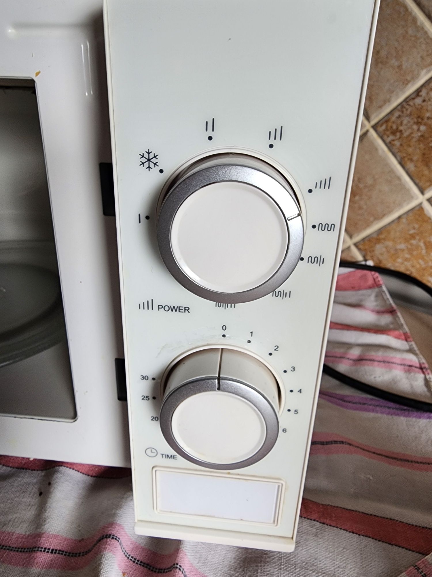Sprzedam kuchenkę mikrofalową Amica w bardzo dobrym stanie.