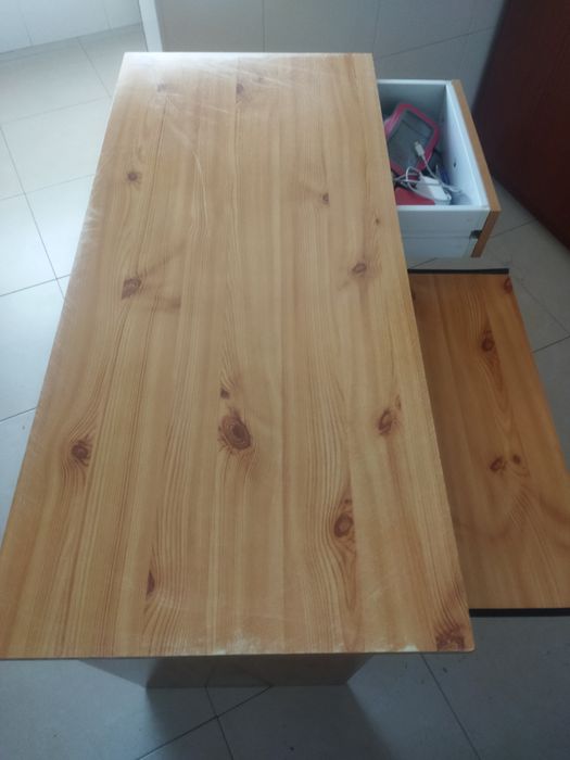 Secretária em castanho claro