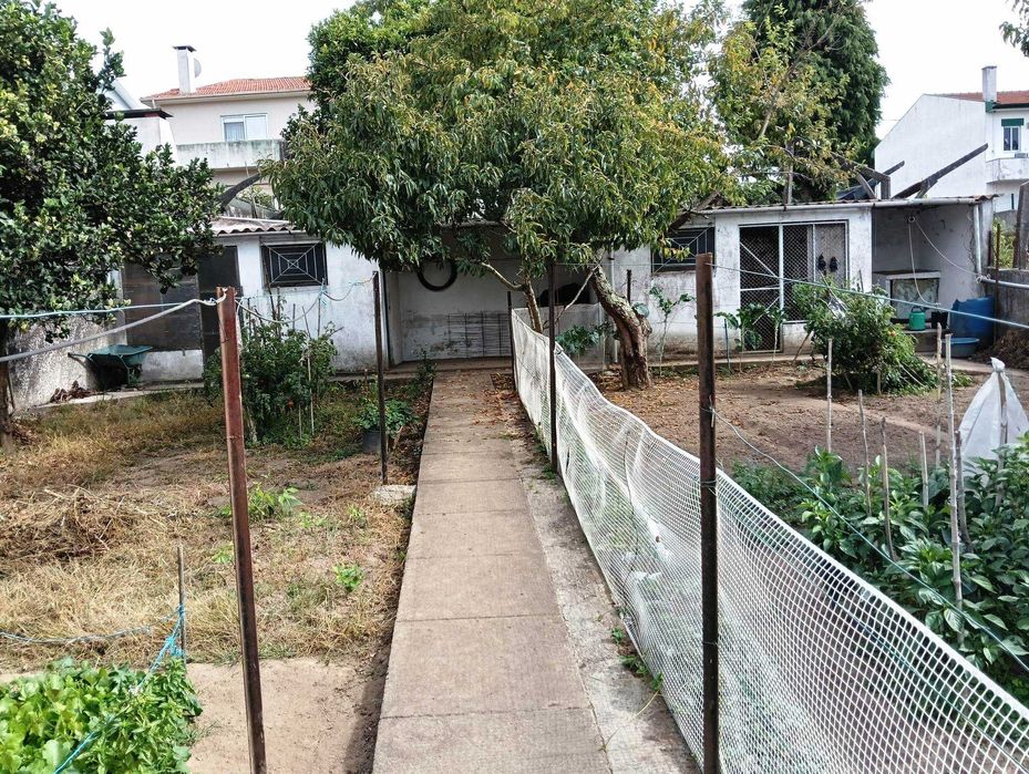 Moradia T8 com jardim e apartamento independente em Canelas