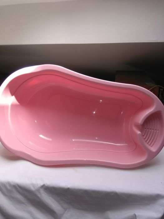 Banheira de bebê, côr de rosa.