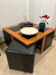 Mesa de centro de cerejeira com 4 pouffs