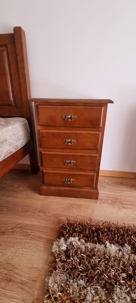 Cama corpo e meio, estrado, colchão e mesas cabeceira