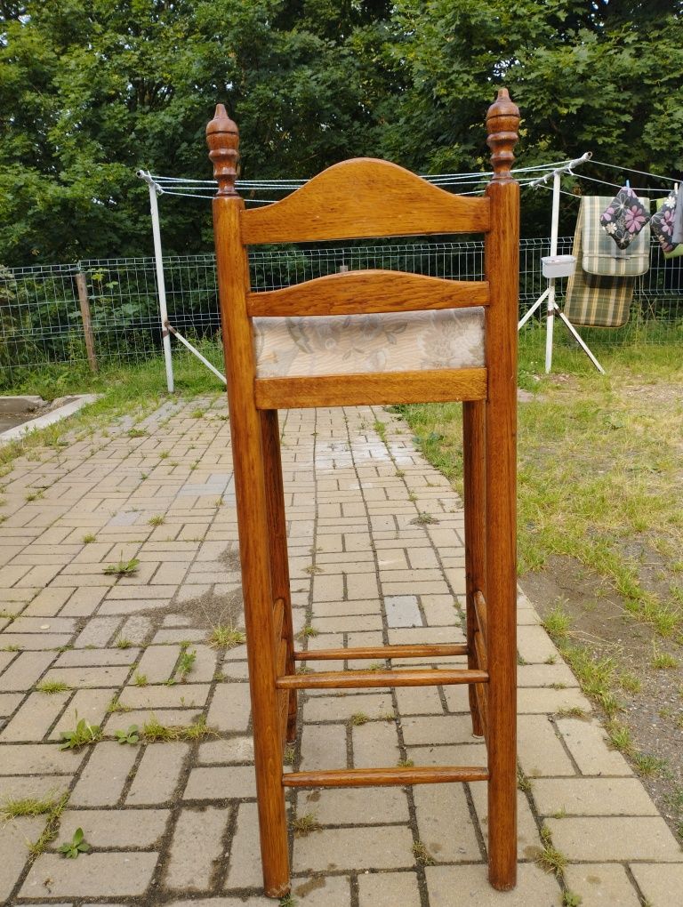 Drewniane krzesła barowe