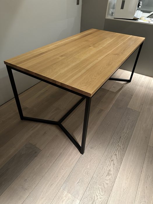 Stół do jadalni dębowy na metalowej podstawie