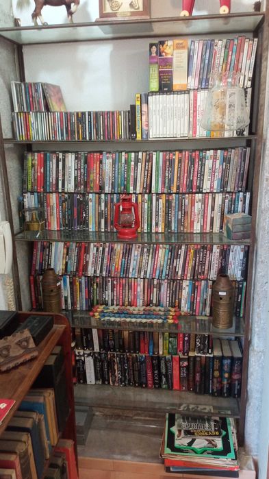 Vendo DVDs e CDs