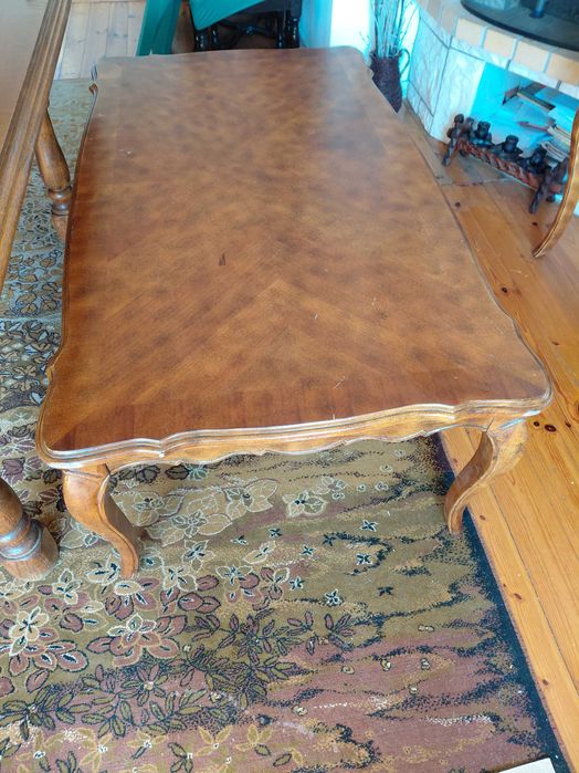 Trzy stoliki o jednakowej kolorystyce i kształcie