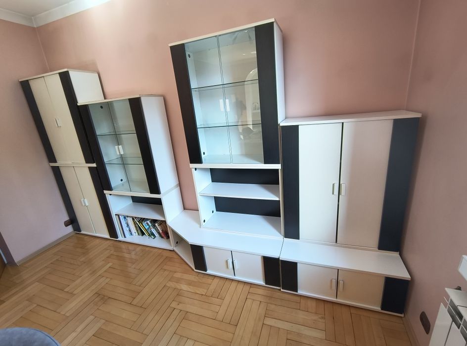 Zestaw białych mebli do salonu