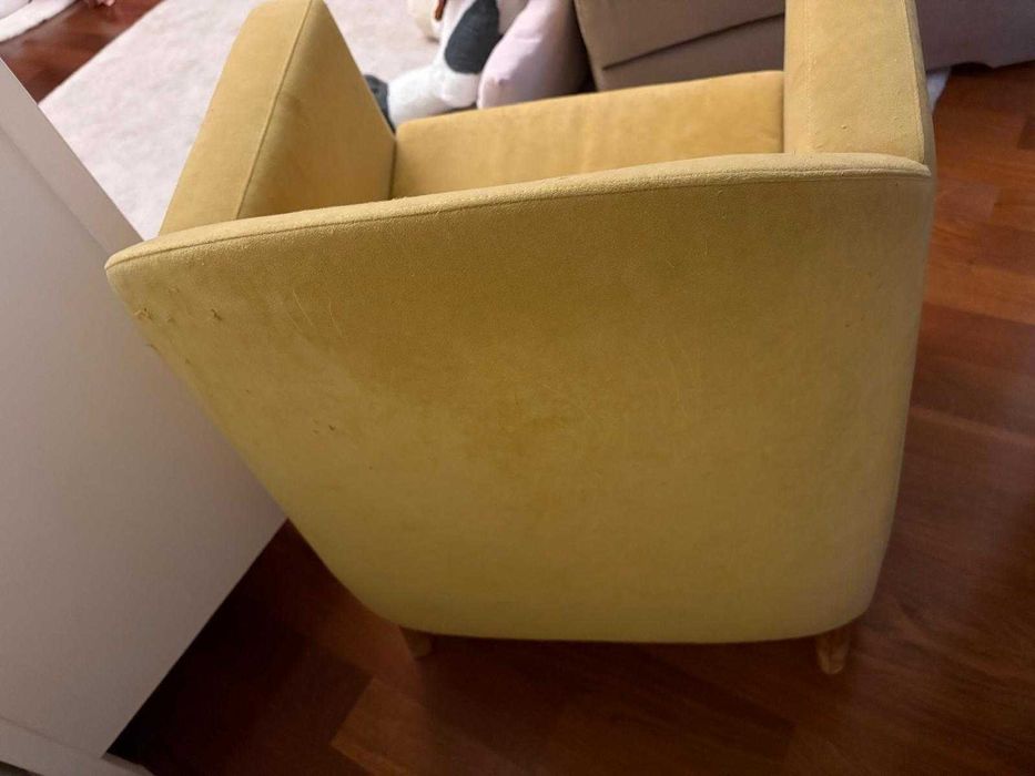 Poltrona de madeira estofada