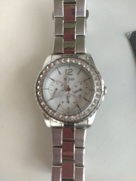 Часы guess серебряный цвет.