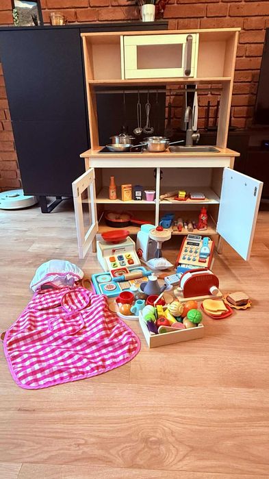 Drewniana kuchnia IKEA wraz z bogatym wyposażeniem