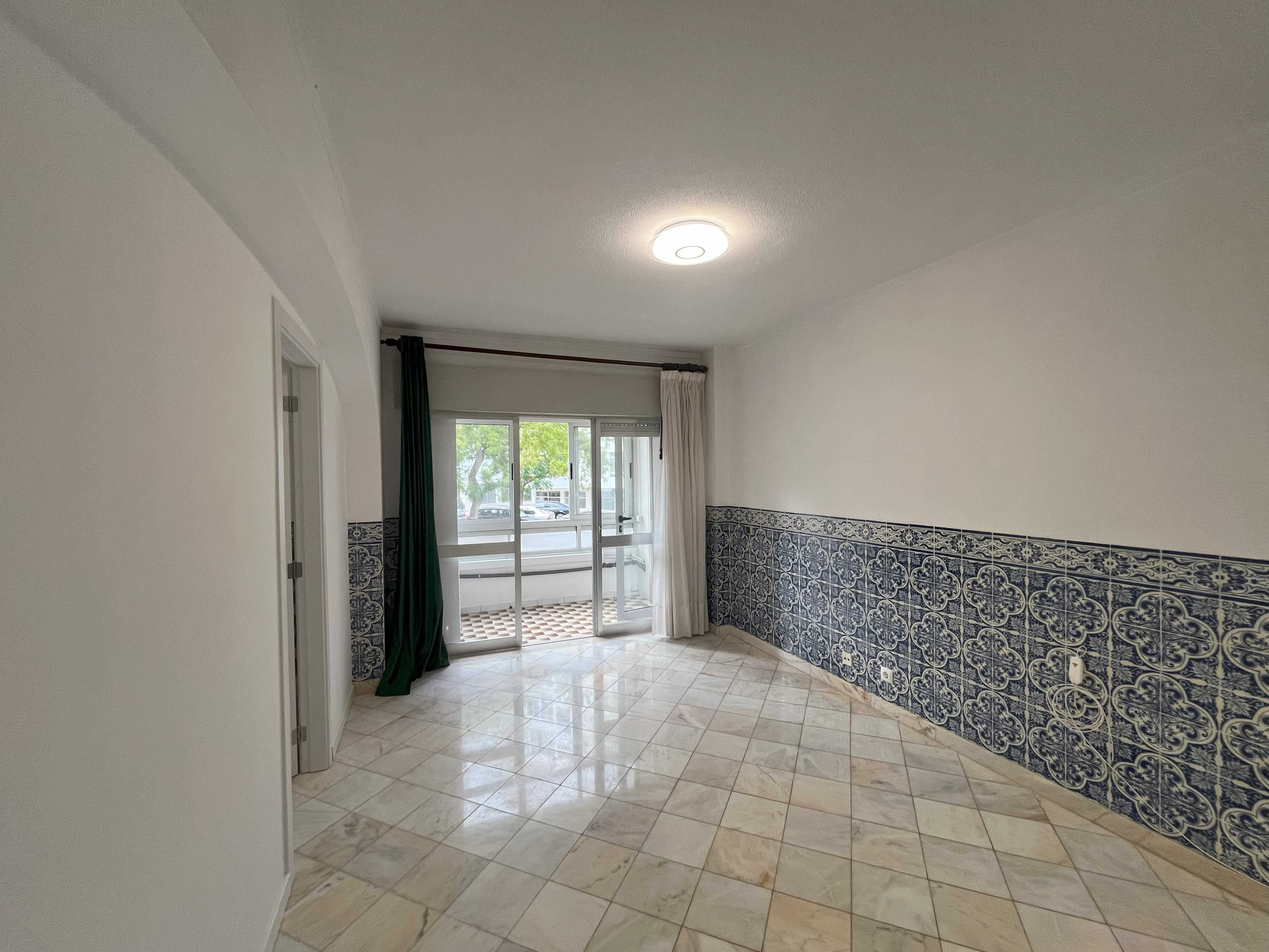 T4 renovado no centro de Faro, 1.º andar com elevador