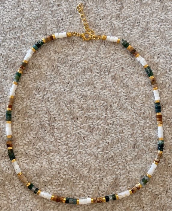 Colar de pedras com fecho dourado