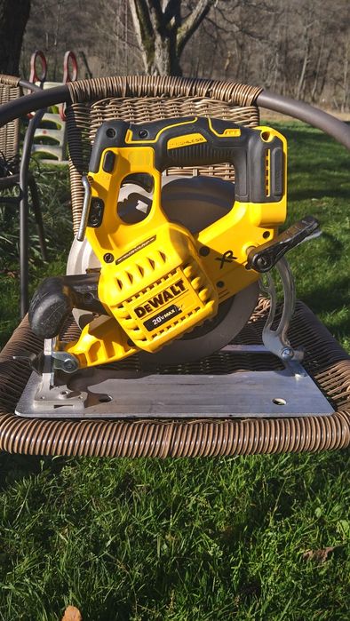 Циркулярна пила DeWalt DCS 570