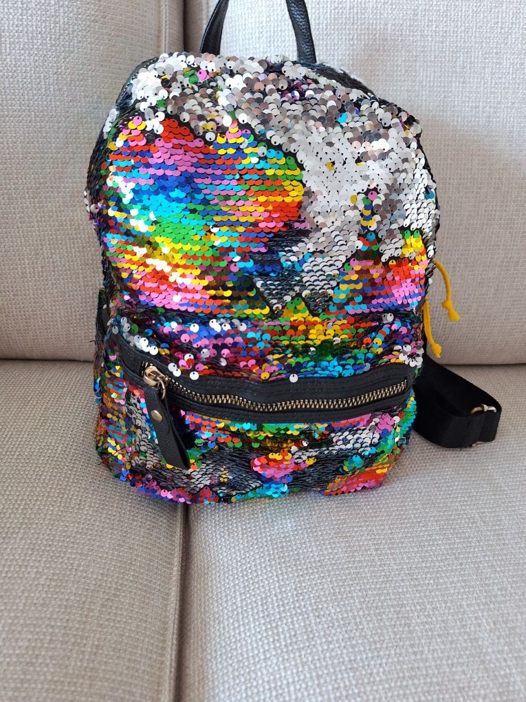 Mochila com lantejoulas colorida. Usada como nova