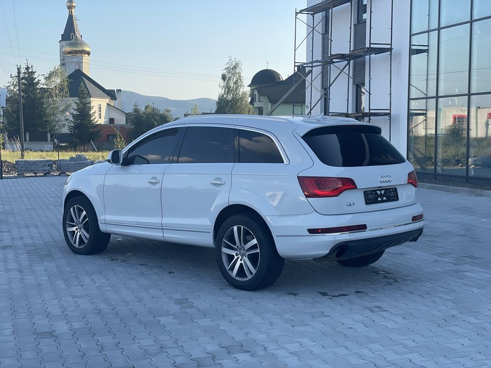 Audi Q7.                    .