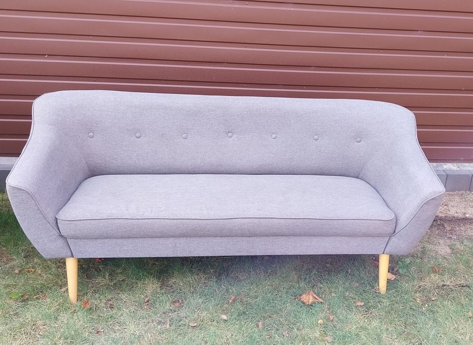 Zestaw mebli na nóżkach kanapa, fotel, stolik