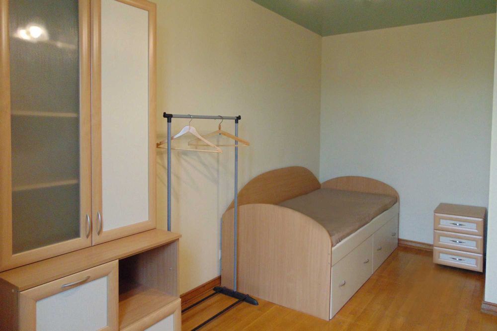 Здається кімната для дівчини, у великій 3-кімнатній квартирі.