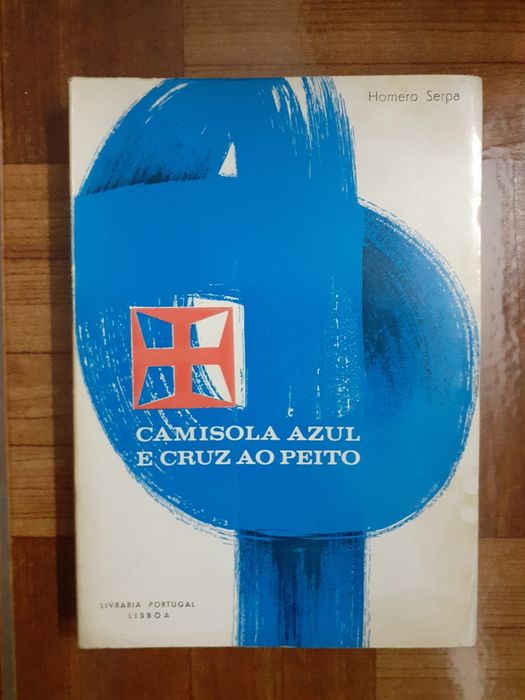Camisola azul e cruz ao peito