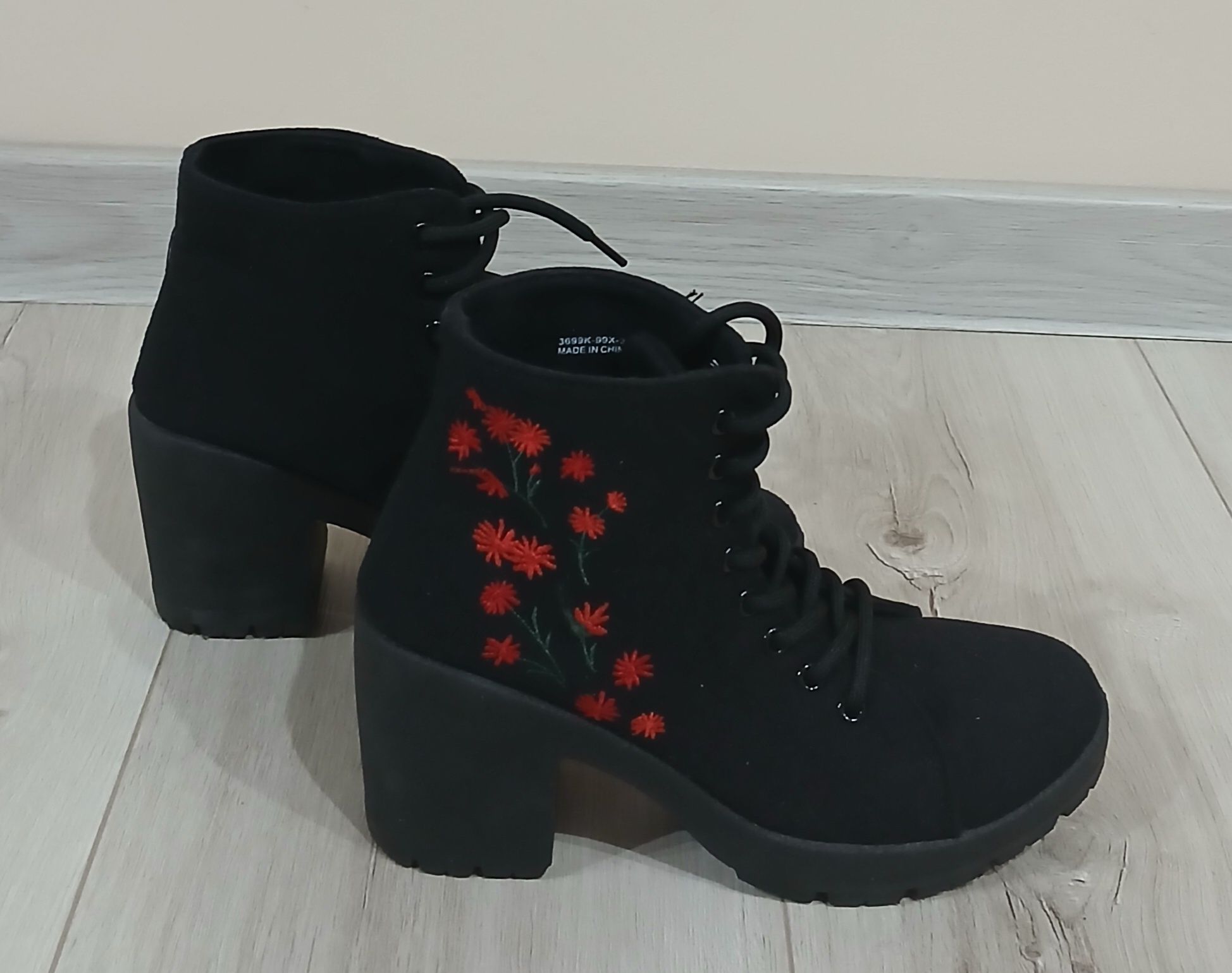 Botki do kostek z haftem po bokach