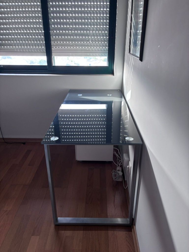 Vendo secretária como nova( pouco usado) com tama de vidro e com gavet