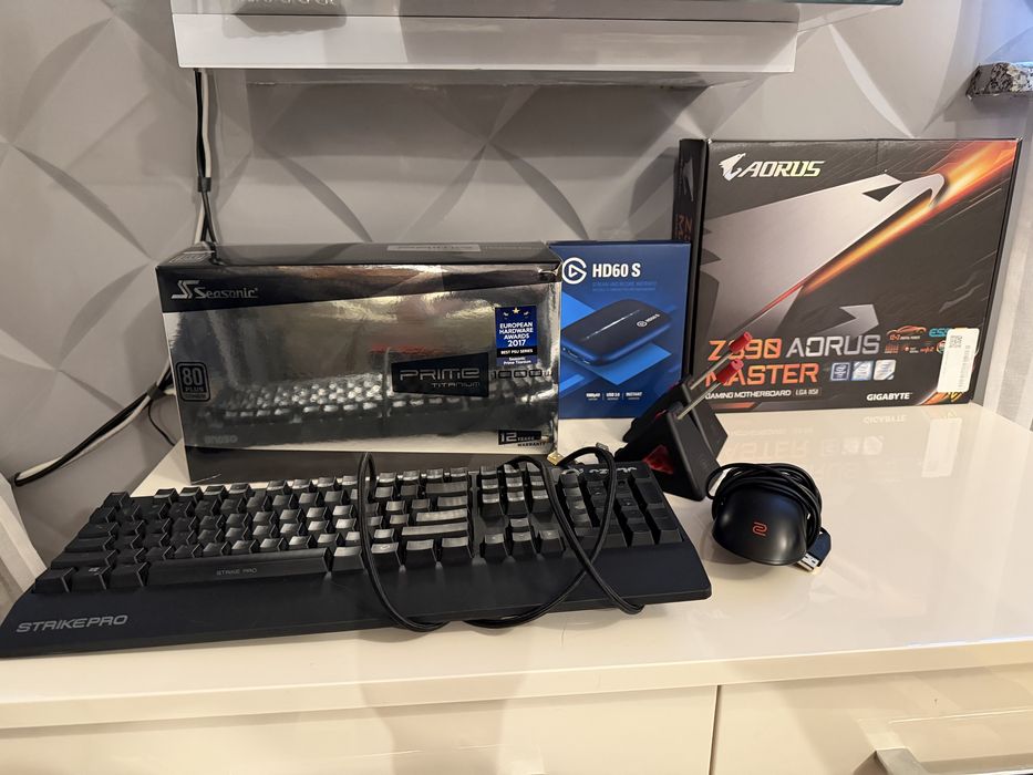 Zasilacz, Płyta Główna, Klawiatura, Myszka, Rejestrator Obrazu, Bungee