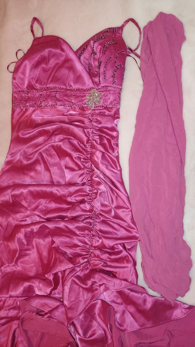 Weselna sukienka różowa przód krótszy tył dłuższy rozm 38 z szalem