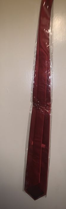 Галстук красного цвета