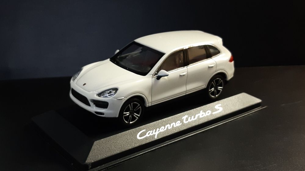 Модель 1/43 Porsche Cayenne Turbo S Minichamps dealer