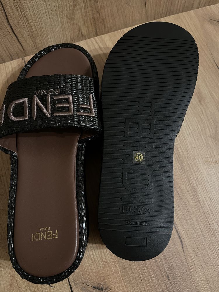 Жіночі шльопки Fendi