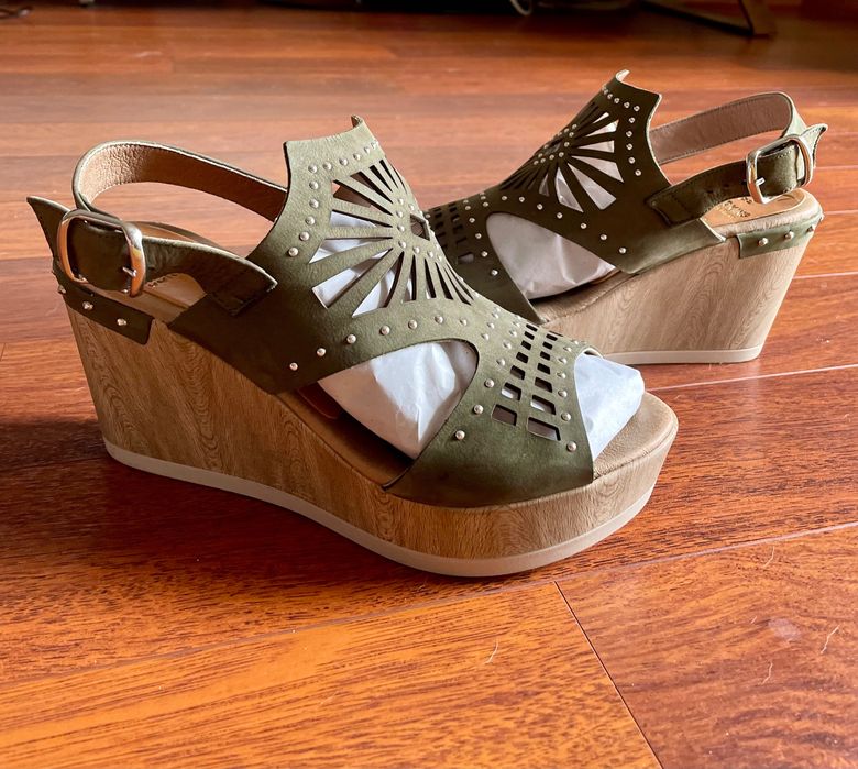 Sandálias em pele e bom estado