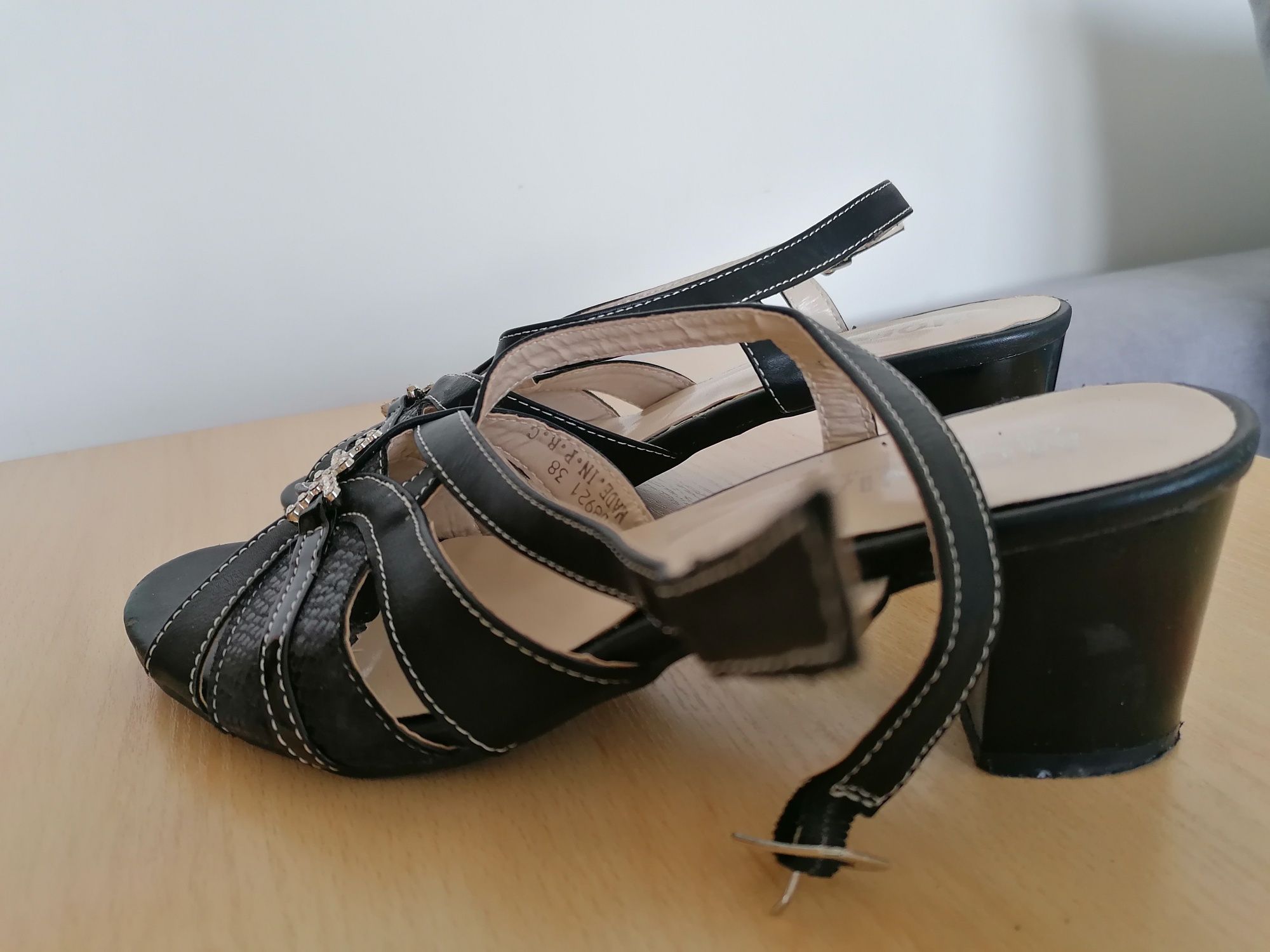 Wyjściowe czarne sandały 38 - idealne na różne okazje