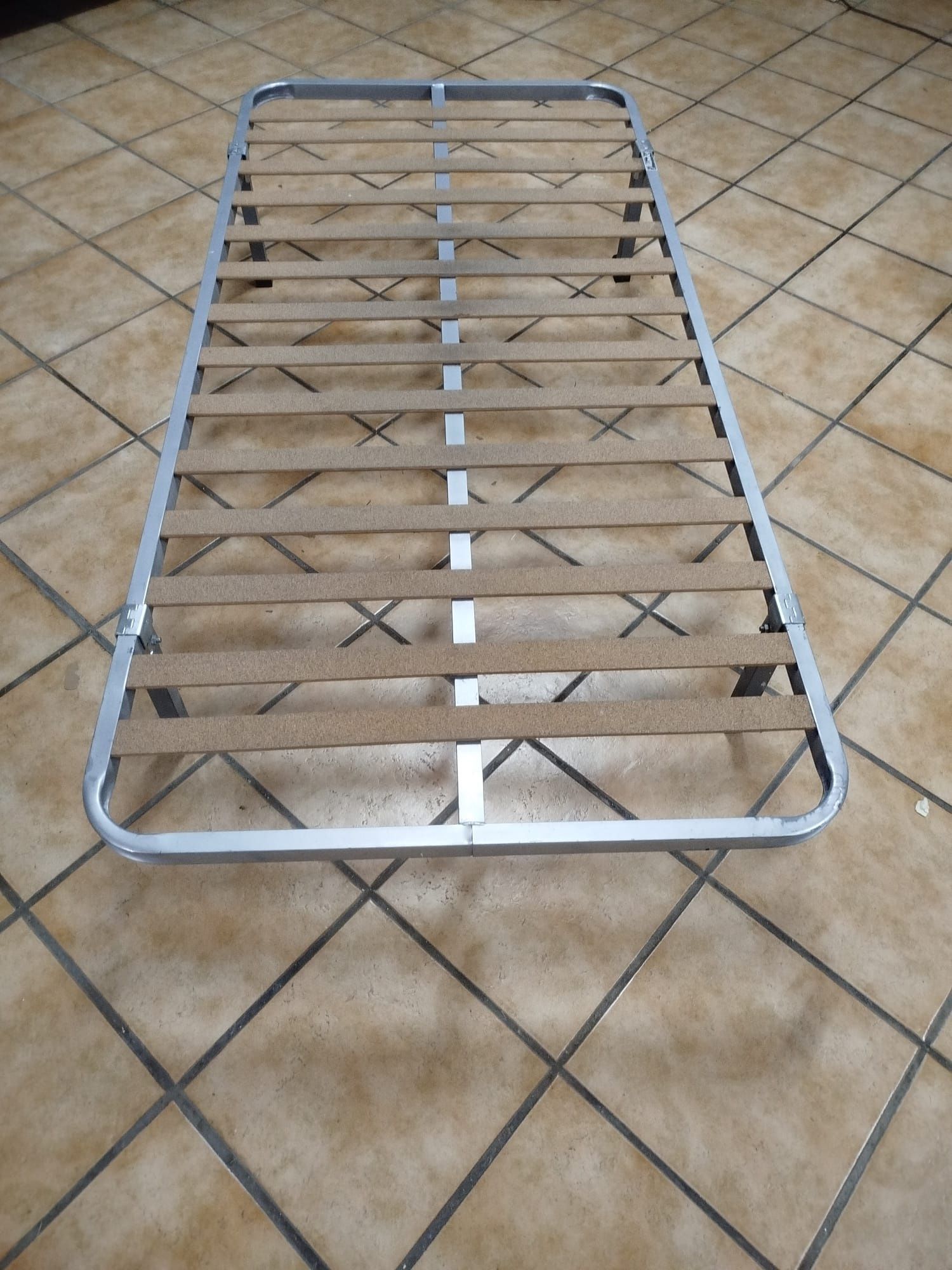 Estrado de solteiro