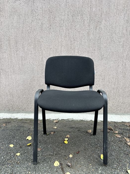 Офісні стільці на ніжках чорні