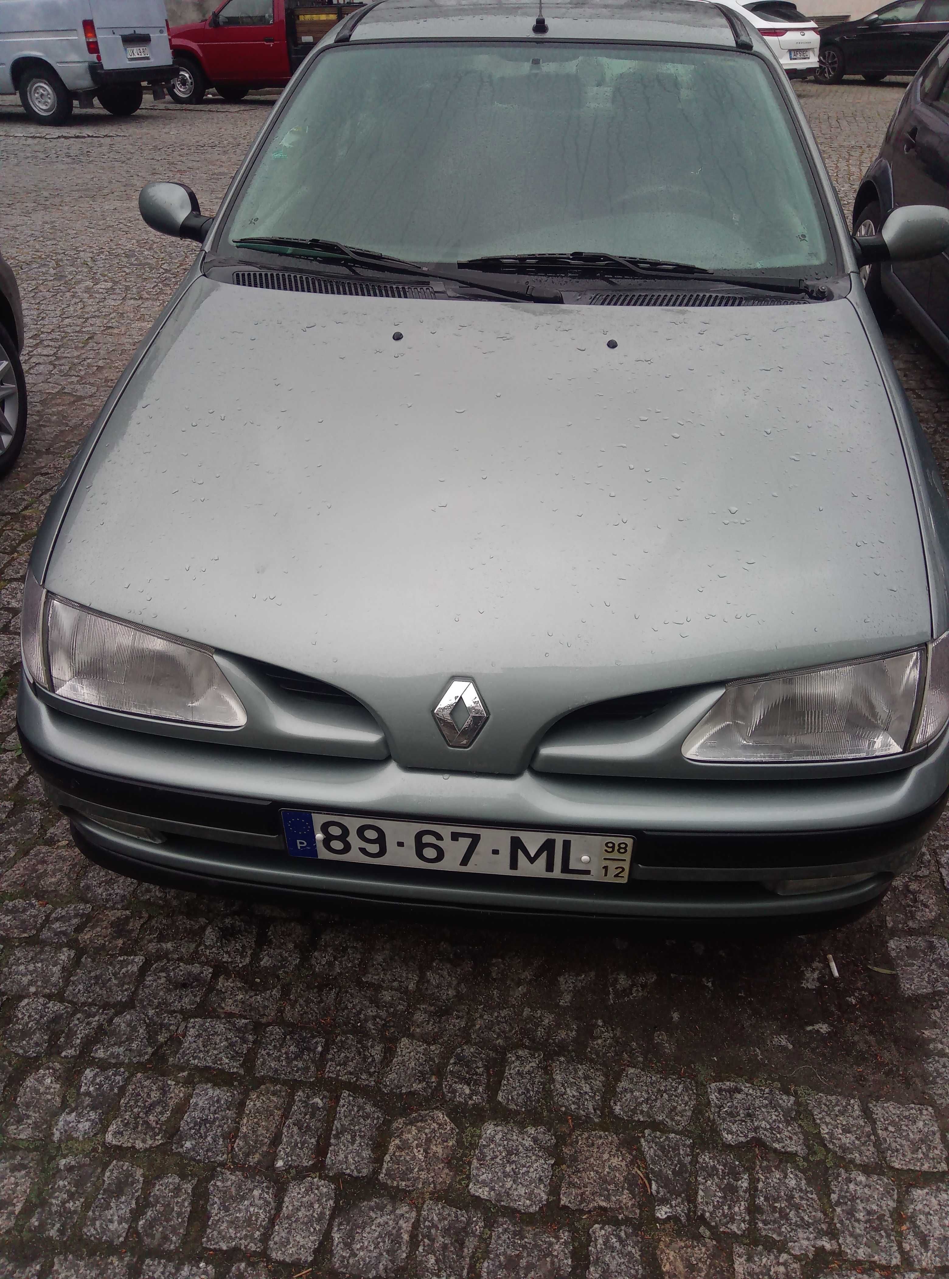 Renault Megane de 98 a gasolina com 162 000 Km