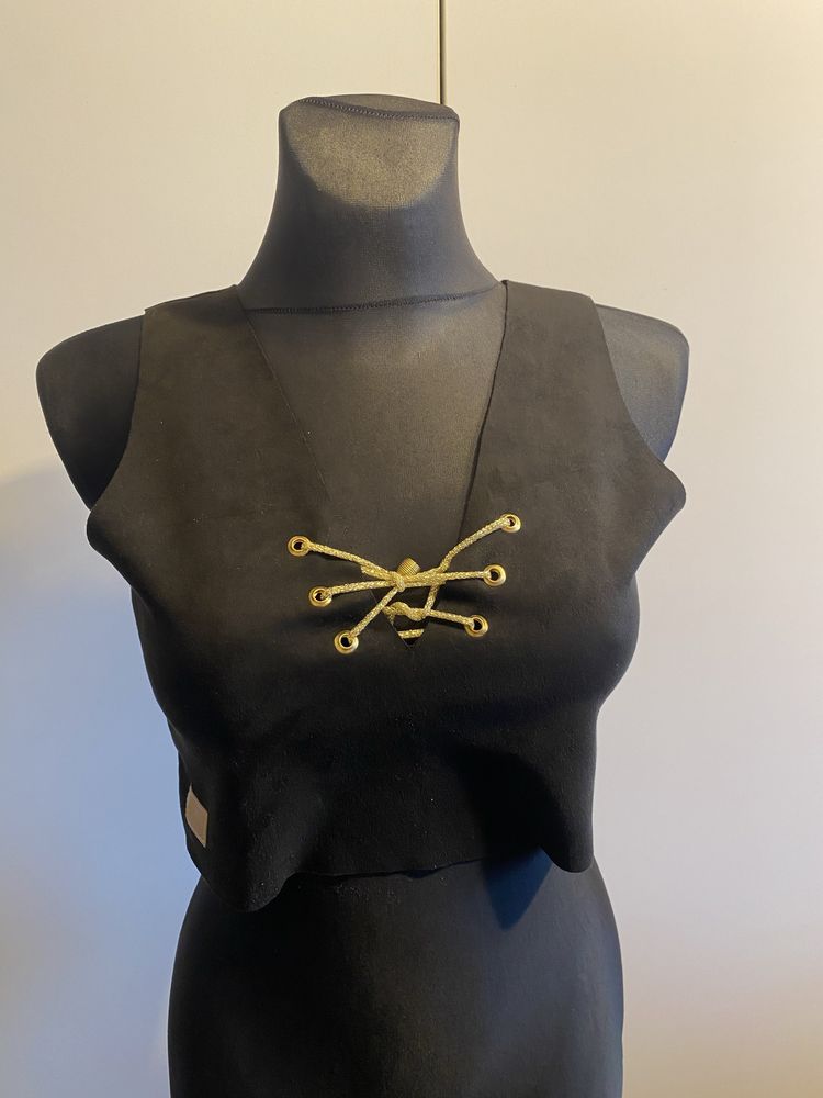 Crop top czarny z wiazaniem zlotym