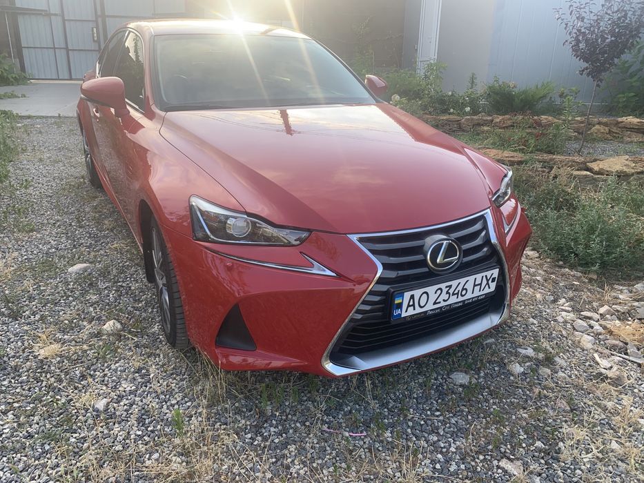 Lexus is 200t 2017 рік
