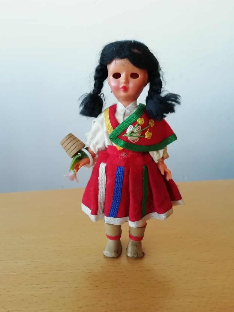 Bonecas portuguesas em trajes regionais.