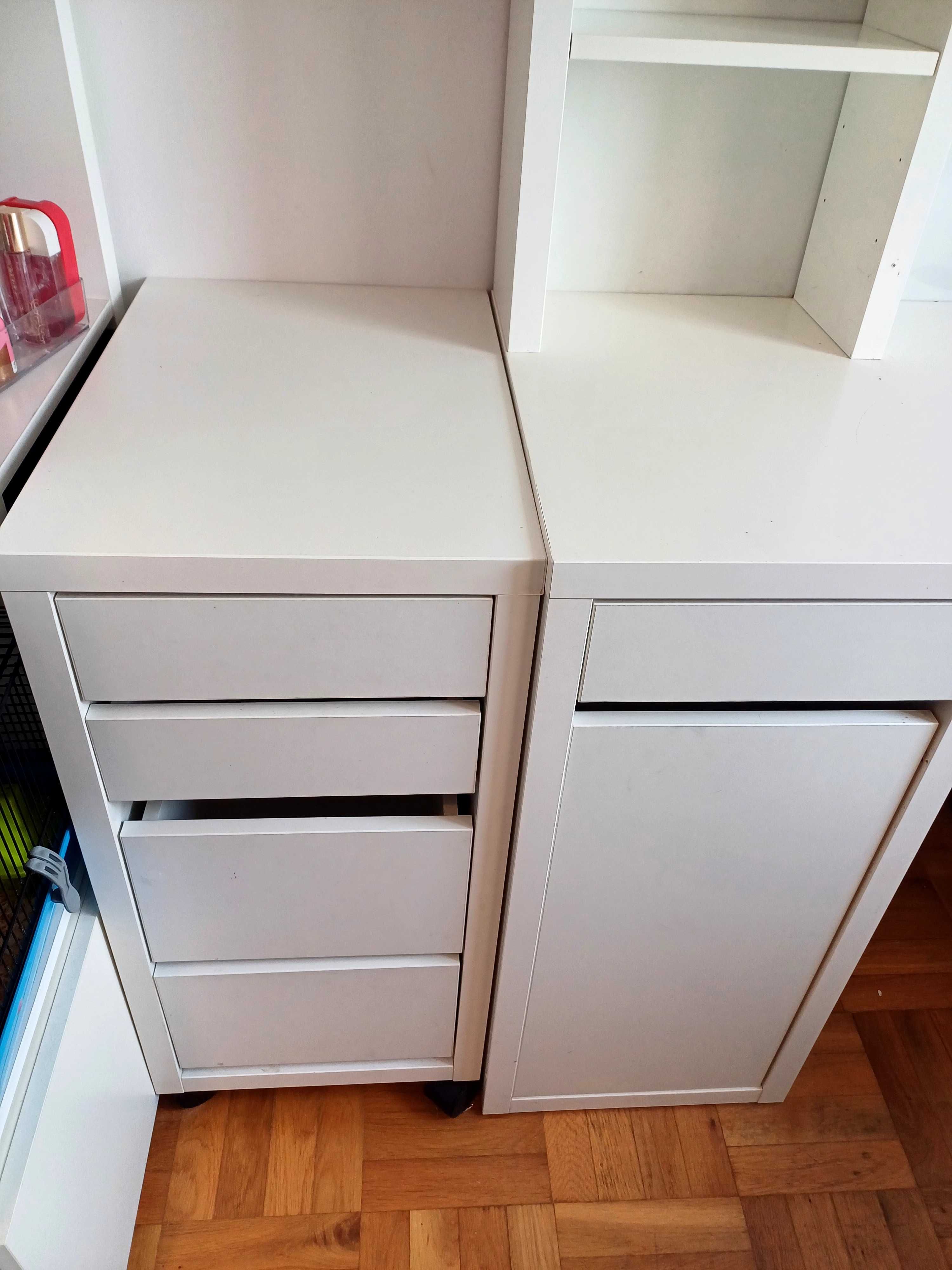 Białe biurko z ikea