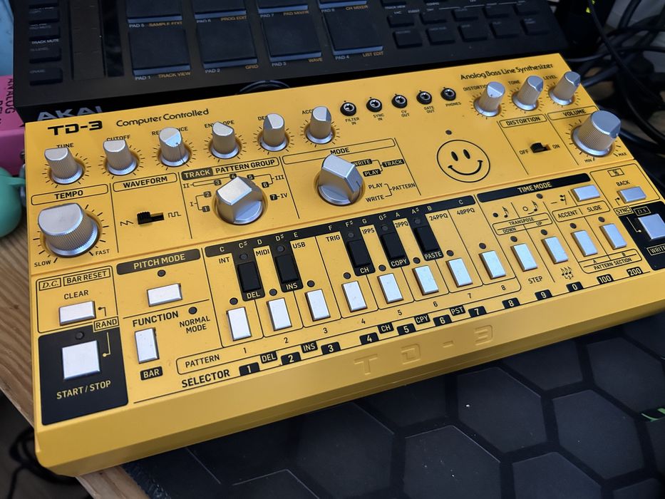 Синтезатор Behringer TD-3