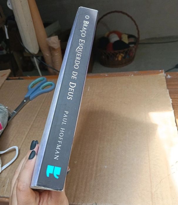 Livro "O Braço Esquerdo de Deus" de Paul Hoffman