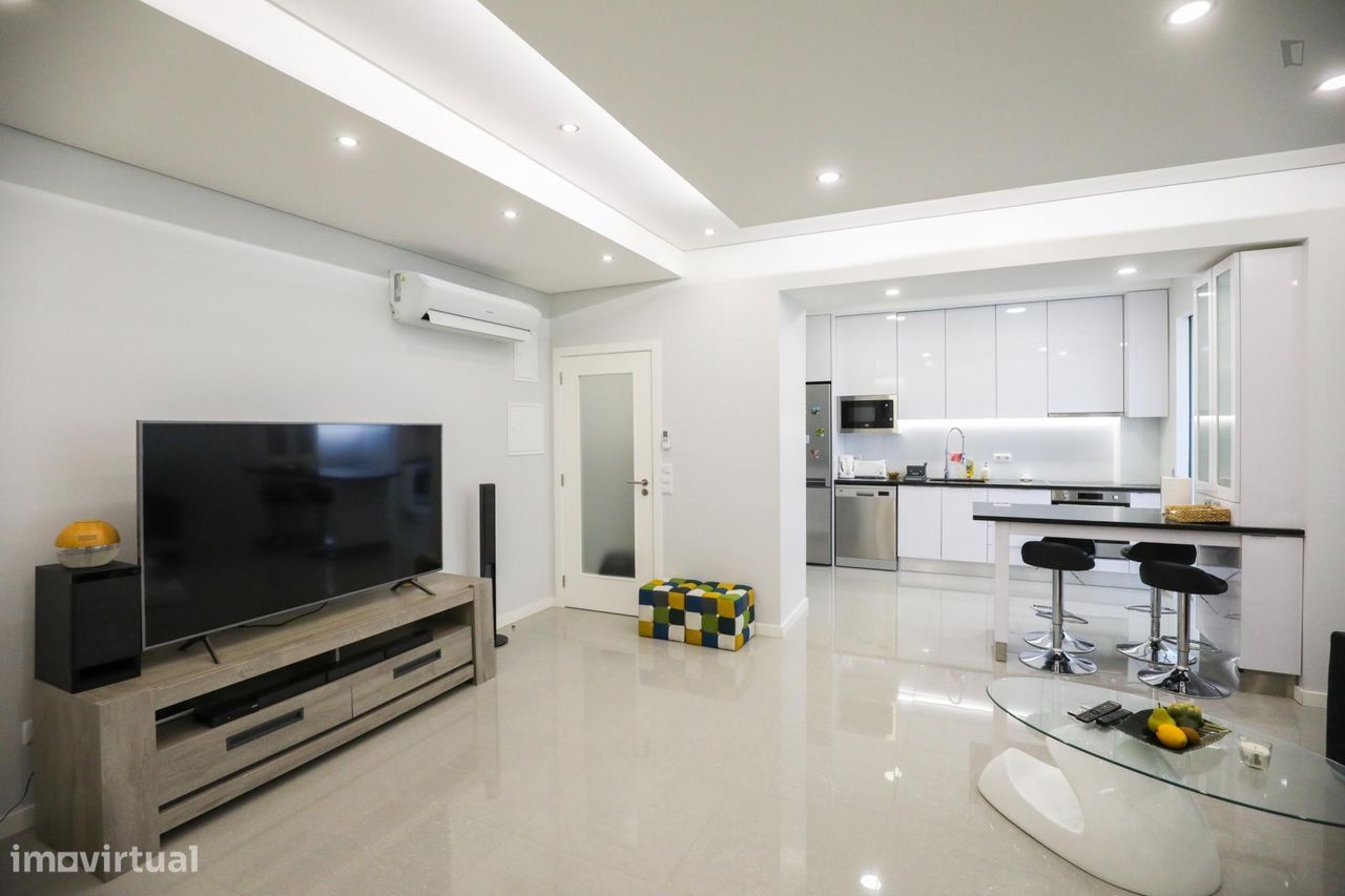 634970 - Quarto com cama de casal e varanda em...