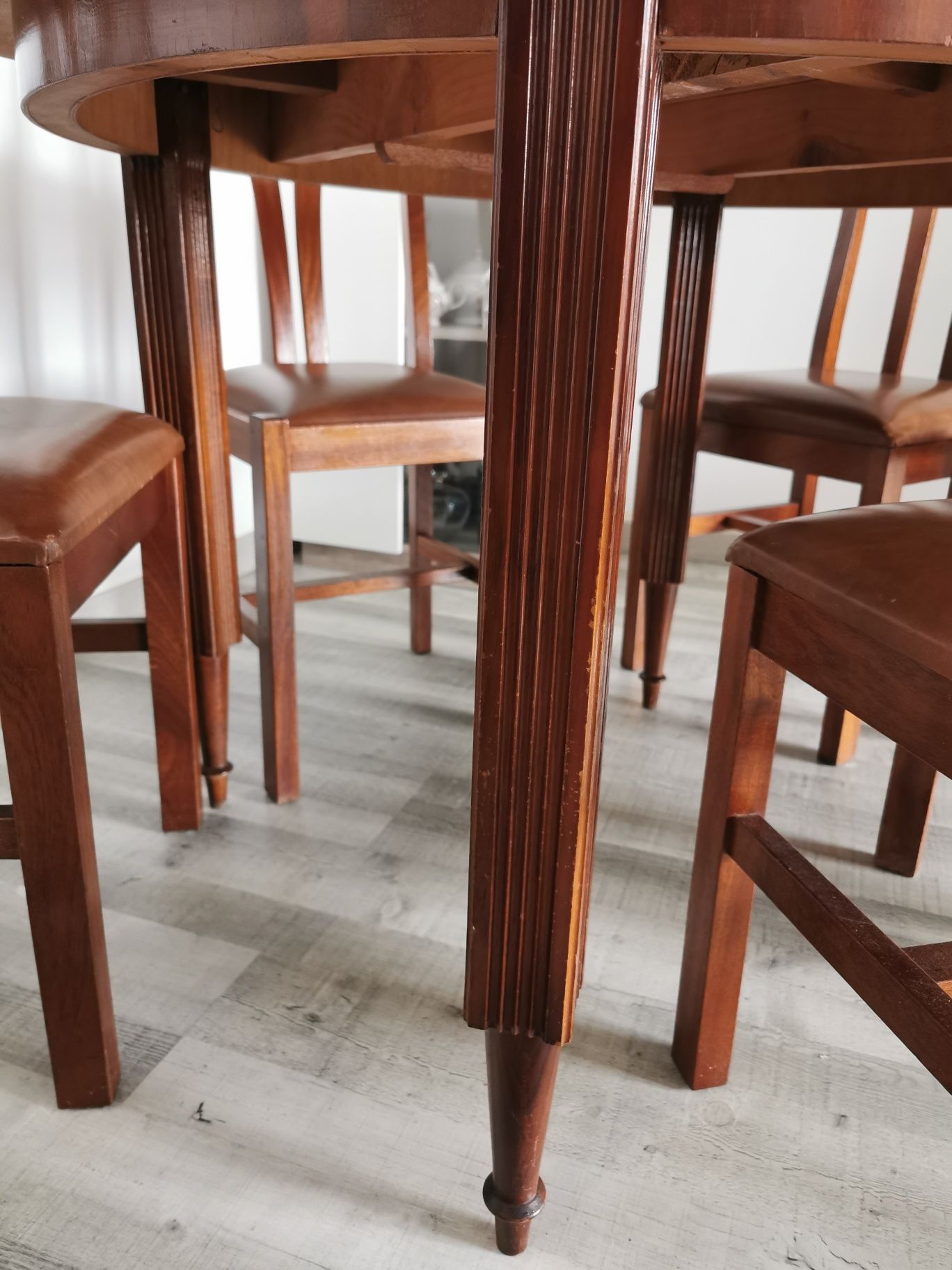 Mesa de madeira extensível com 6 cadeiras