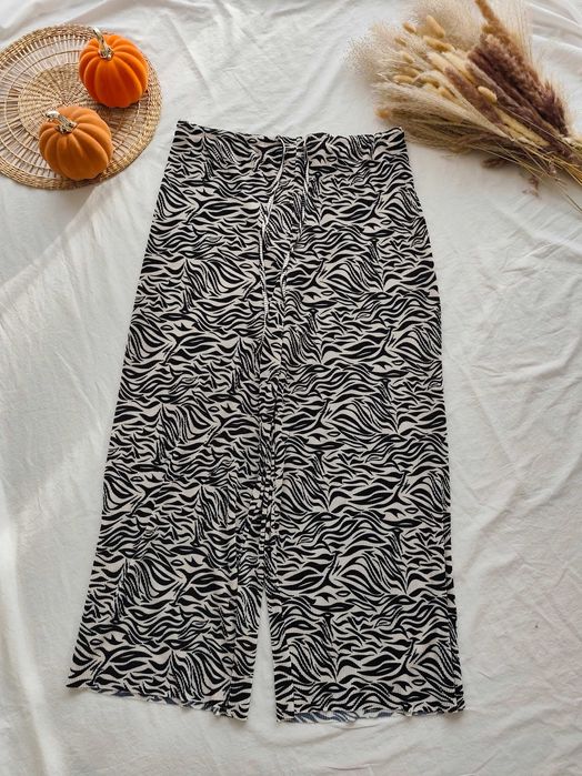 Plisowane spodnie z szerokimi prostymi nogawkami zwierzęcy wzór zebra